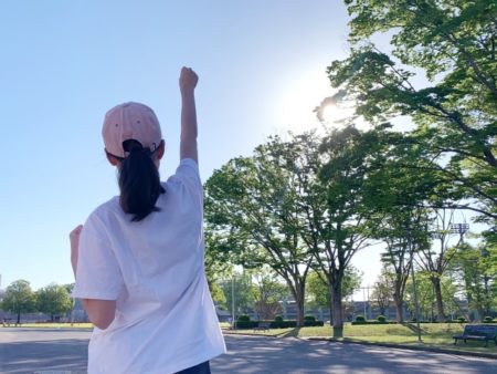 頑張るぞ。と女性ランナー元気はつらつ。