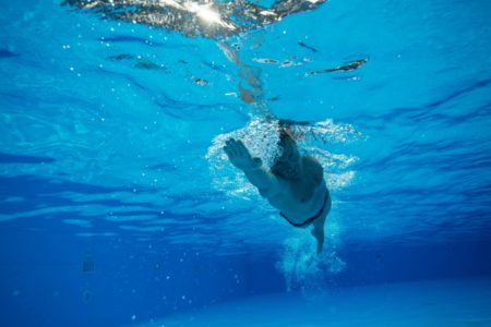 スイムとランは二律背反か？体脂肪と筋肉の付き方は傾向が異なるが、どりらも呼吸筋と体幹を使う点が重要。